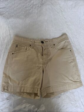 Gloria Vanderbilt size 6 khaki shorts